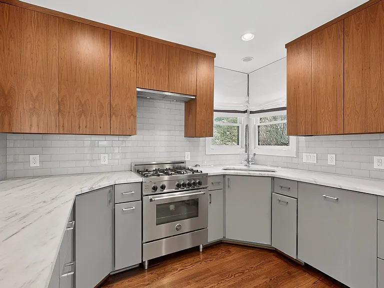 2323 Barberry Dr — Photo 17