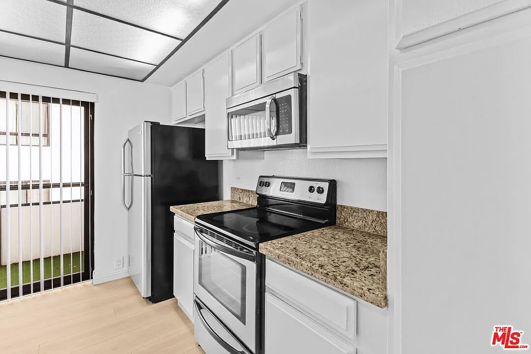 2 bed, 2.0 bath, 1340 sqft, $4,500 — Photo 2