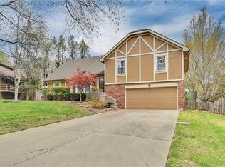 8809 Juniper St, Prairie Village, KS 66207