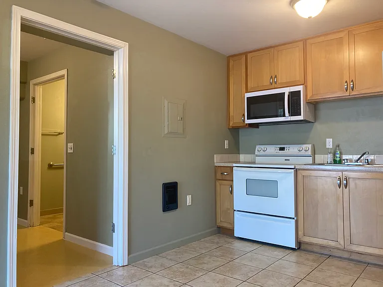 1095 W 7th Ave #8 — Photo 9
