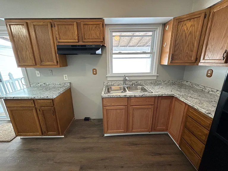 338 N Skyline Dr — Photo 7