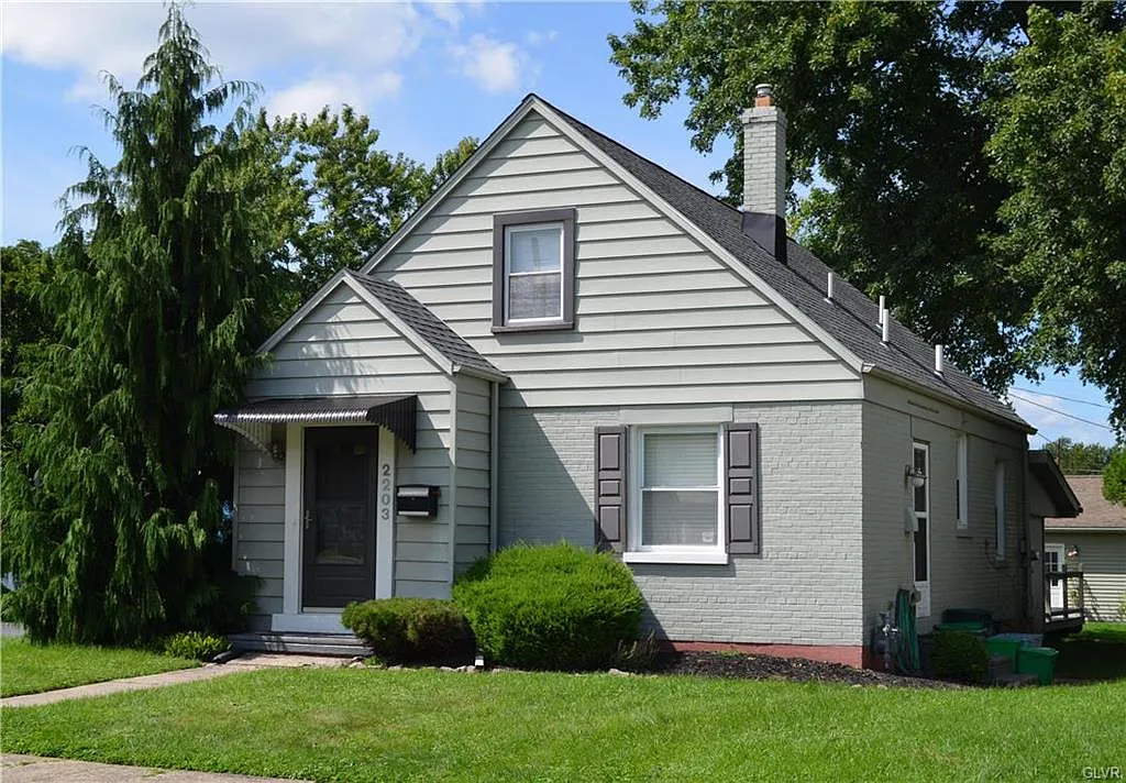 2203 E Woodlawn St photo 1
