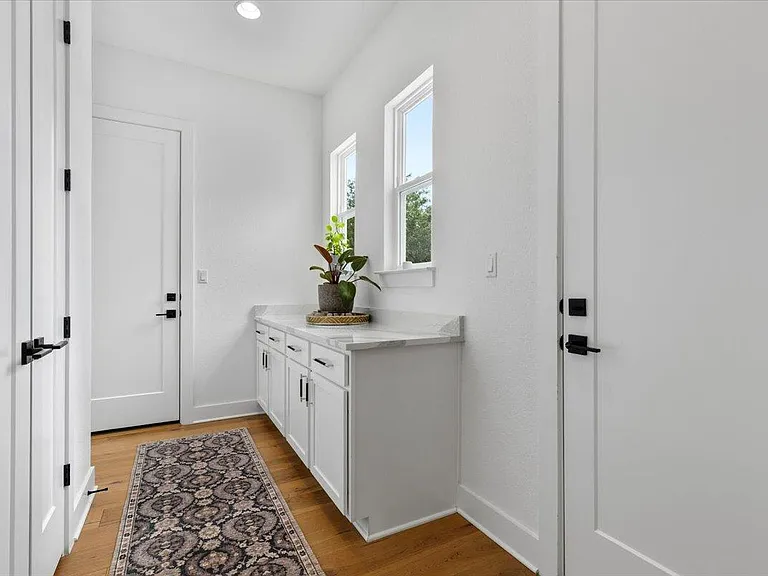101 Onion Creek Ln — Photo 32