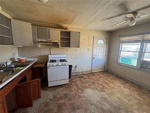5th image of 3232 Claire Ave