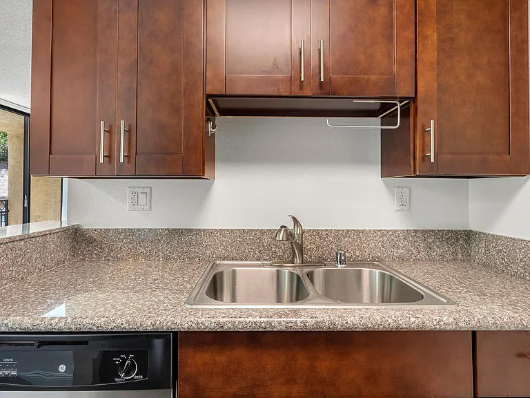 Ariel Court Apts — Photo 23