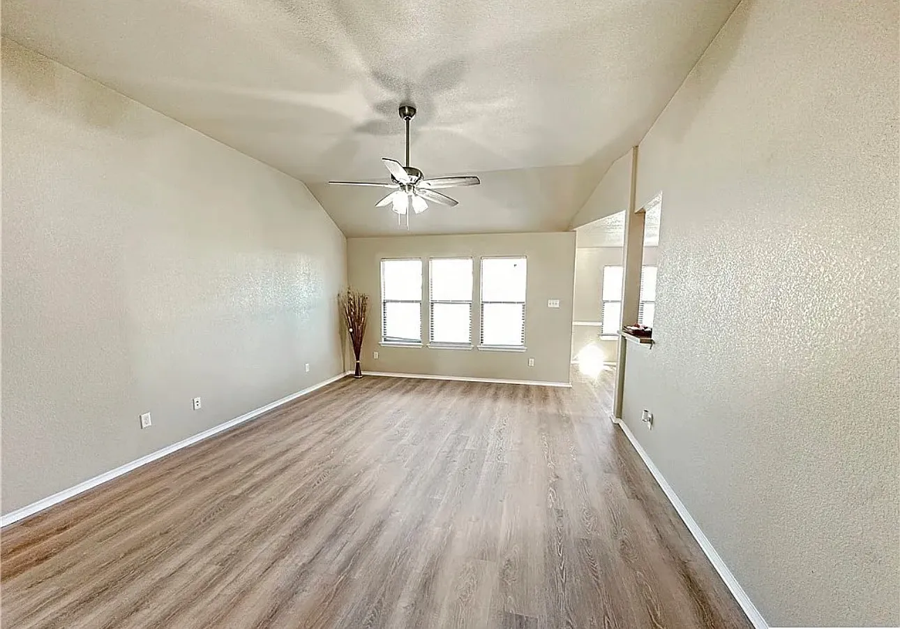 3 bed, 1376 sqft, $1,600 — Photo 4