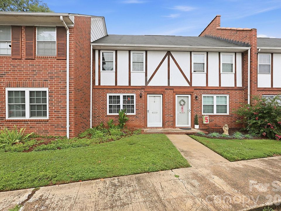1st image of 1300 Larchmont Pl APT 210