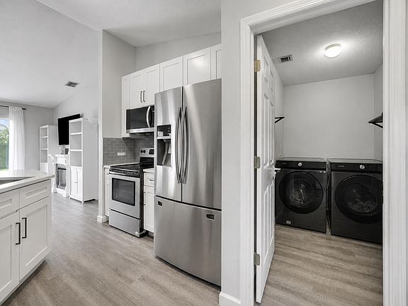 5th image of 572 SW Bacon Terrace