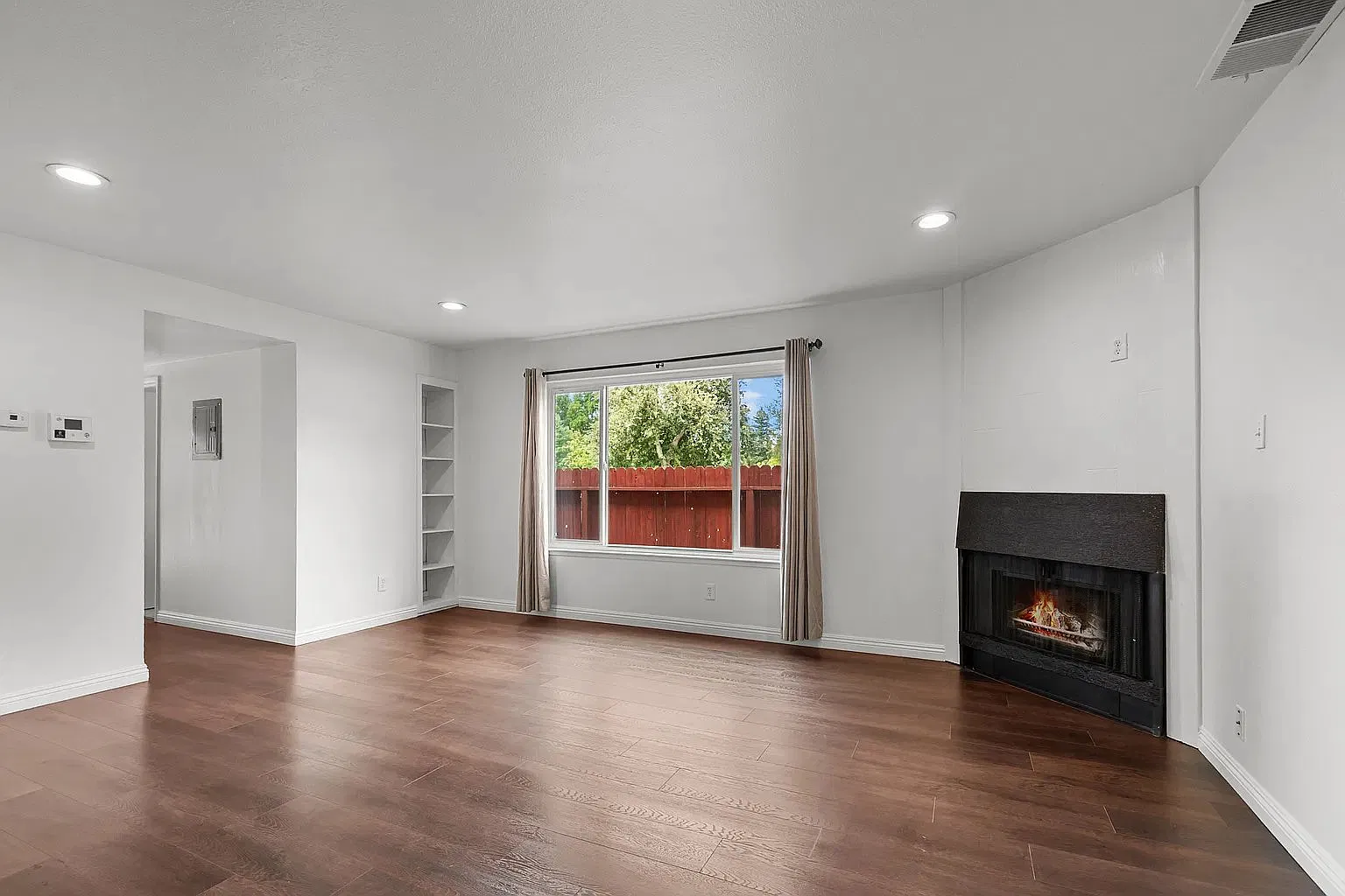 Home for rent with garage, fireplace, laundry hook-ups, laminate floors, dishwasher & a fenced yard! — Photo 2