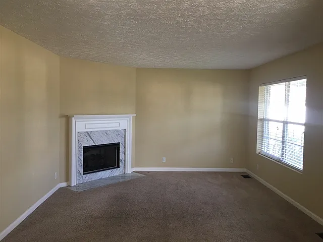 3 bed, 2.5 bath, 1940 sqft, $2,385 — Photo 3