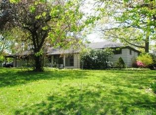 40 Knollwood Rd, Roslyn, NY 11576