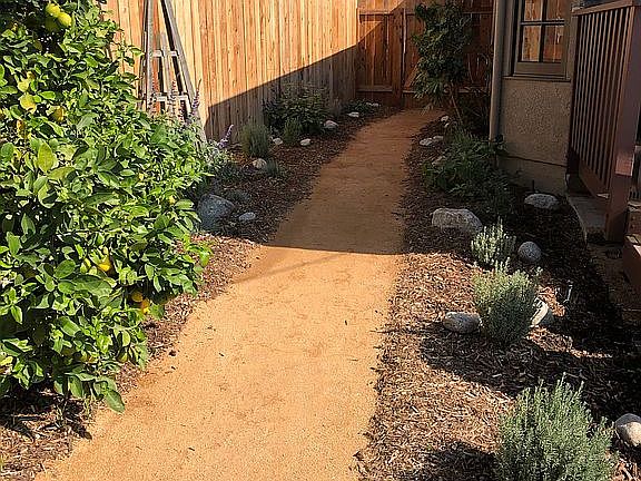 5th image of 917 Sierra Vista Dr