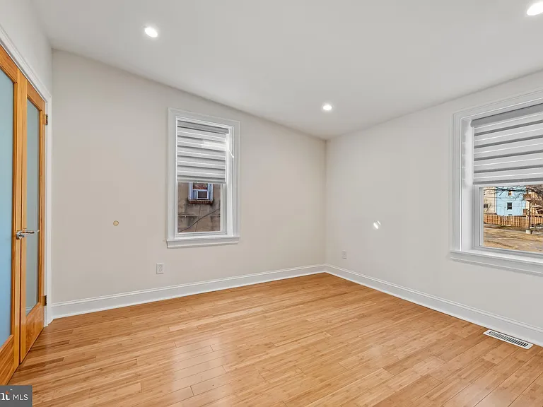 412 E Lanvale St — Photo 14