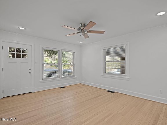 5th image of 226 Oak Leaf Drive