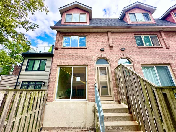 32 Curzon St #6, Toronto, ON M4M 3B4