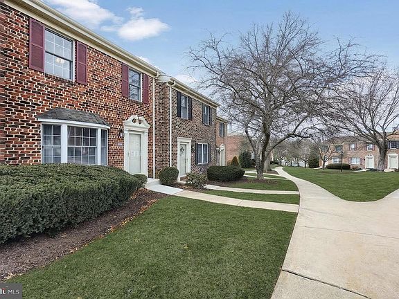 2nd image of 1004 Chambers Rdg #1004