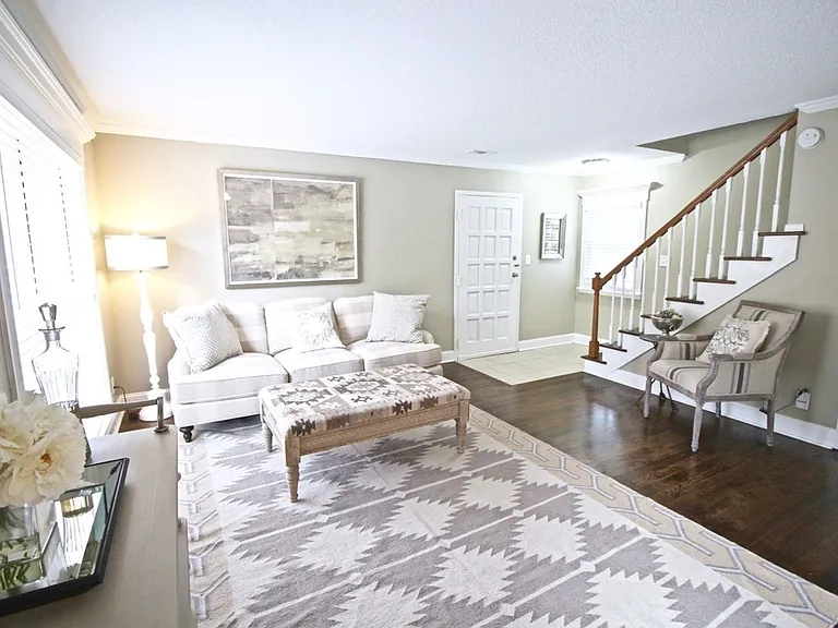 Plaza La Belle Apartments — Photo 44
