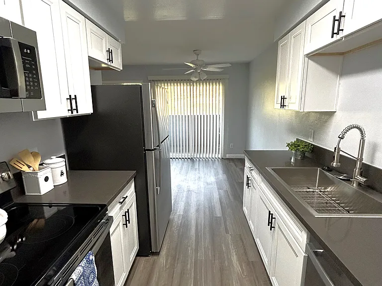 Vista Hills Apartments — Photo 11