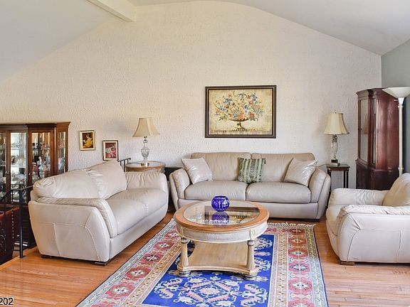 4th image of 68 Meadow Brook Rd