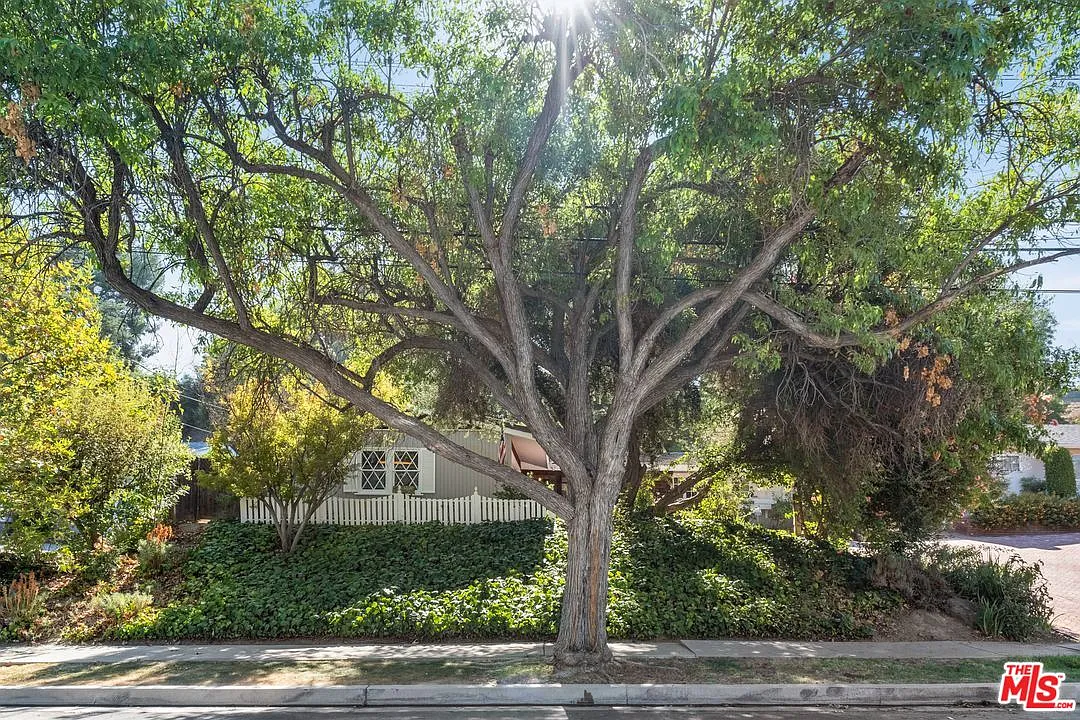 3 bed, 2.0 bath, 1450 sqft, $4,595 — Photo 2