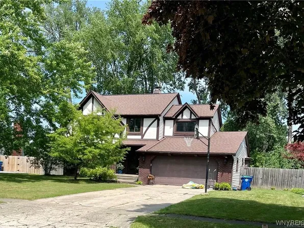 36 Woodshire St N, Getzville, NY 14068