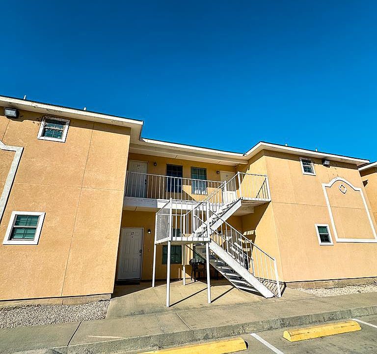 1st image of 391 Riverside Dr