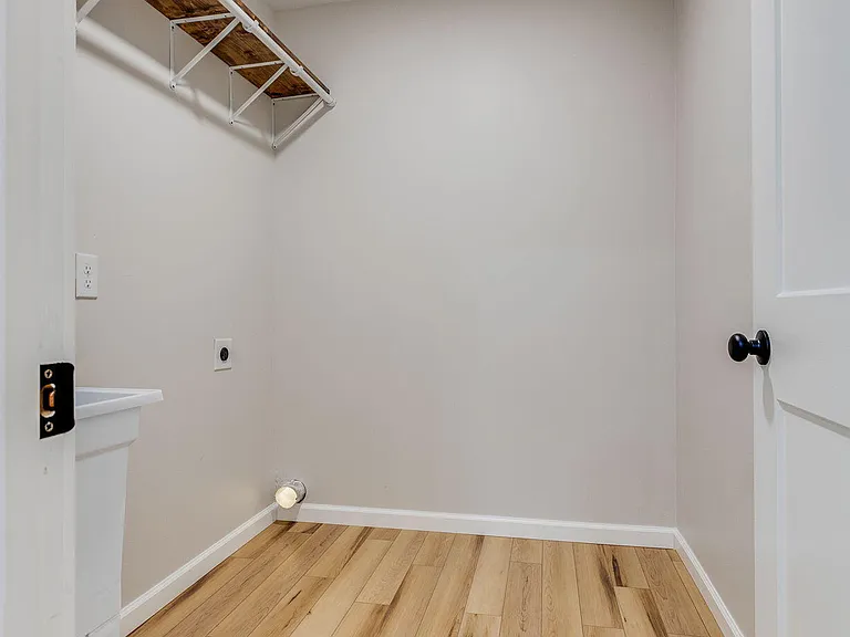 300 Robin Hood Ln — Photo 26