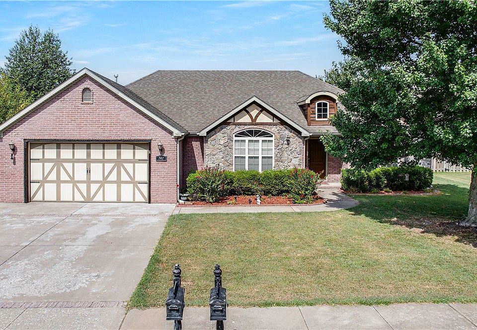 1st image of 741 Sienna Dr