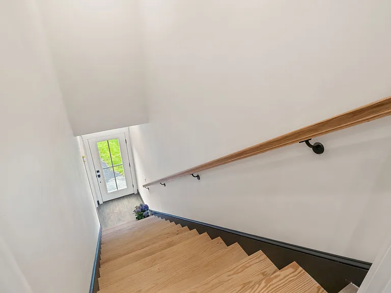 Private entrance to the 2nd floor apartment over the garage.
