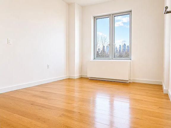 3rd image of 31-43 Vernon Blvd #615A