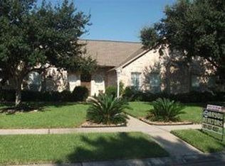 504 Meadow Bend Dr, Friendswood, TX 77546
