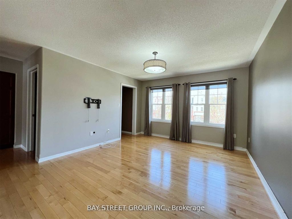 656 Holly Ave, Milton, ON - View 4