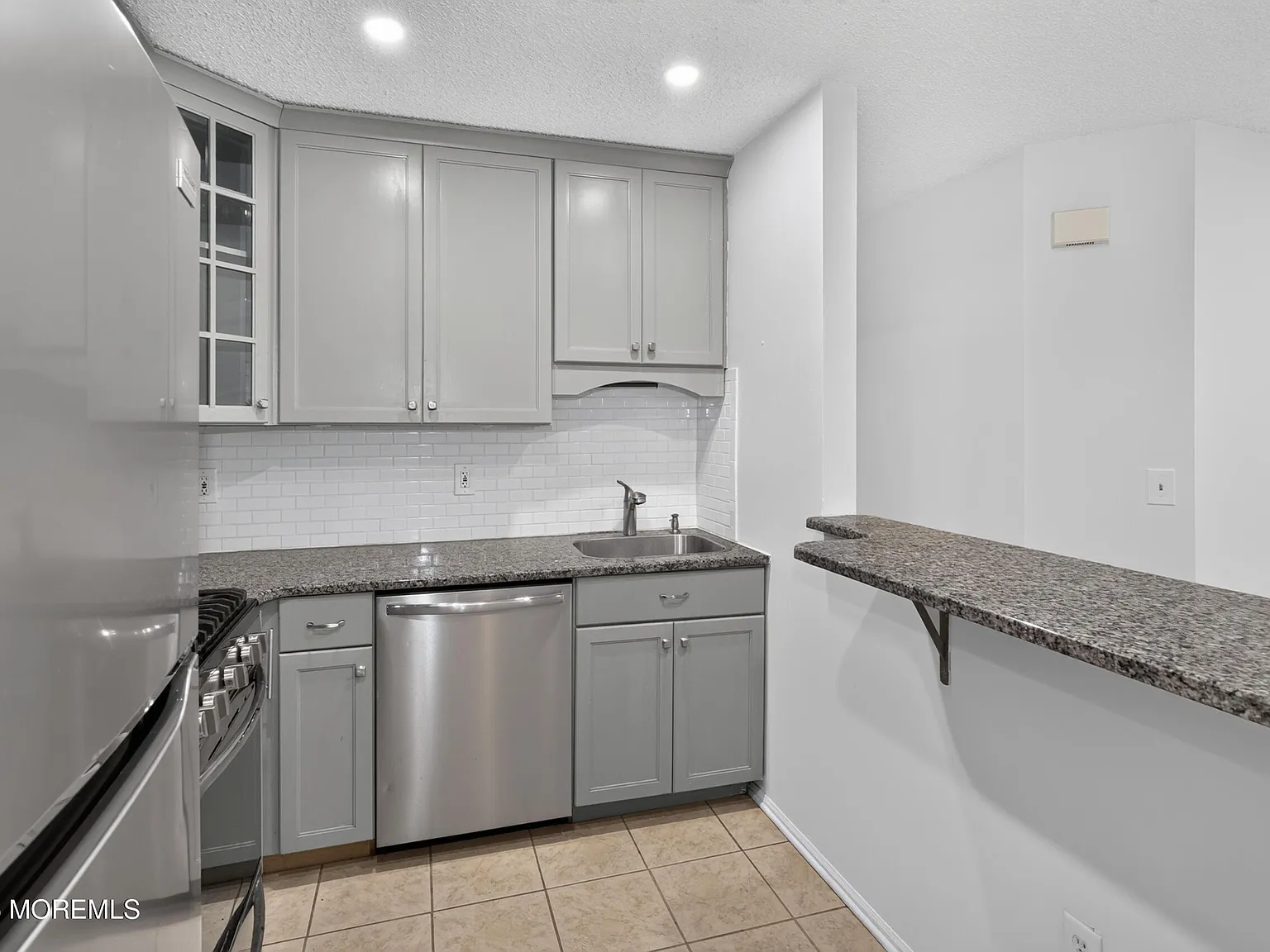 3 bed, 900 sqft, $2,800 — Photo 4