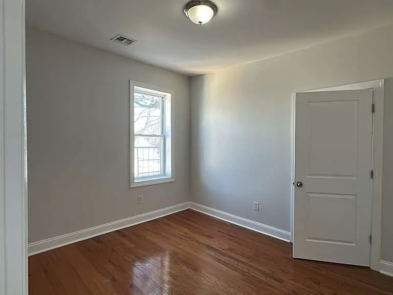 162 Bergen Ave #4B — Photo 3