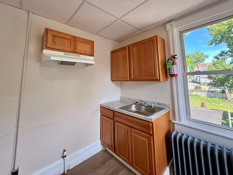 303 N Laurel St — Photo 5