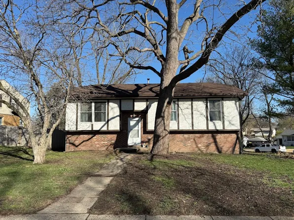 4918 E Oakwood Dr, Pleasant Hill, IA 50327