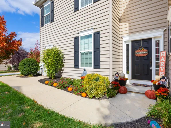 94 New Village Greene Dr, Honey Brook, PA 19344