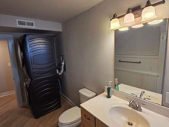 3rd image of 222 N Hamilton St #10