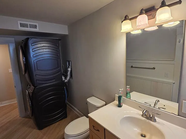 222 N Hamilton St — Photo 3