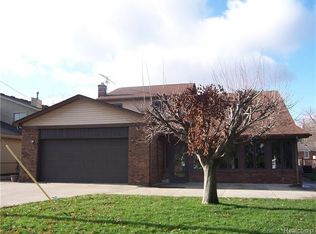 46155 Edgewater St, Chesterfield, MI