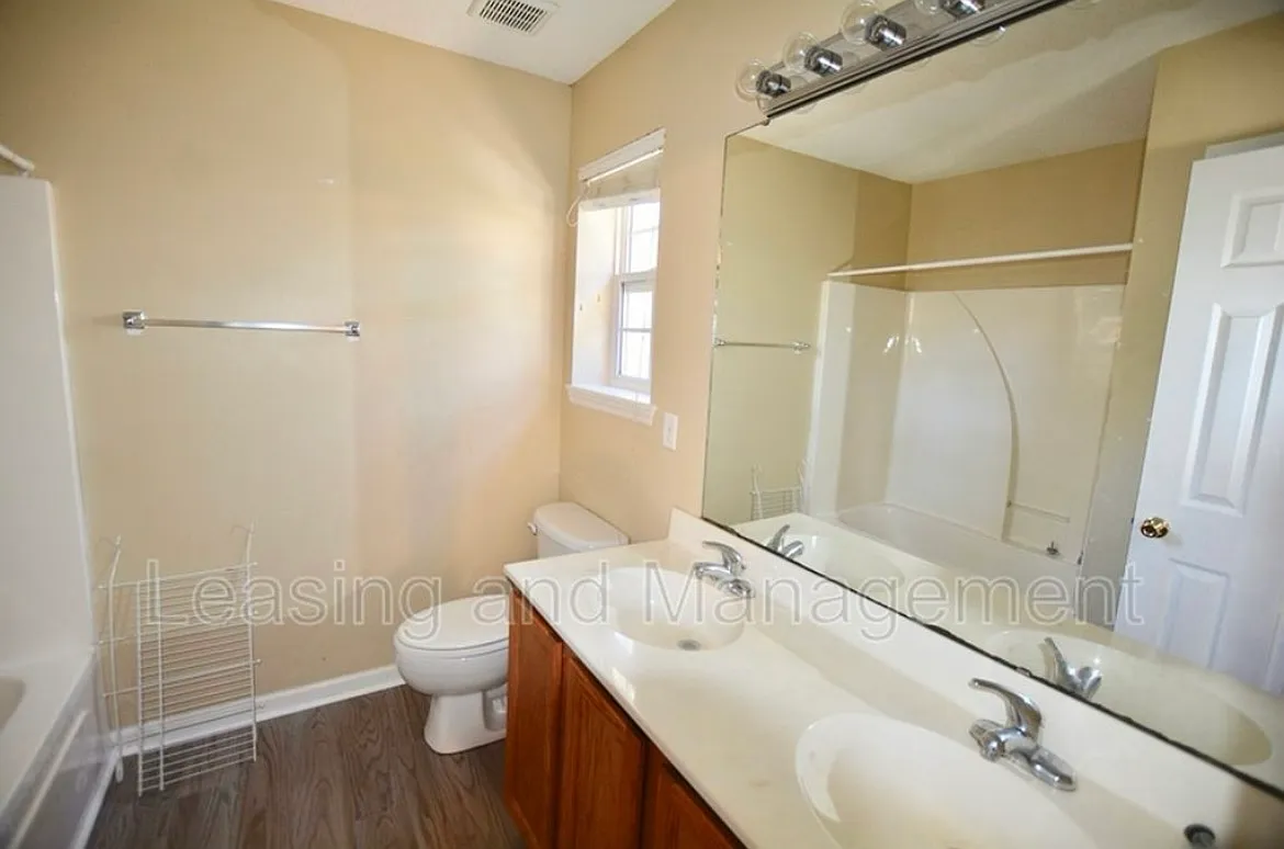 3 bed, 2.5 bath, 1287 sqft, $1,800 — Photo 1