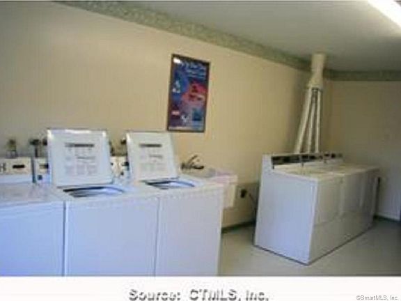 NEW AND CARD OPERATED + SAME FLOOR - CLEAN AREA NO GARBAGE K