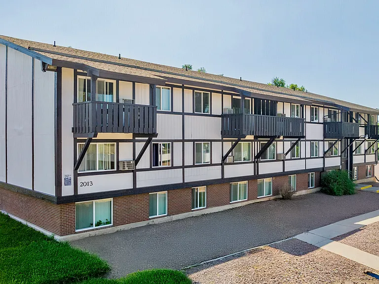Marmont Apartments — Photo 11