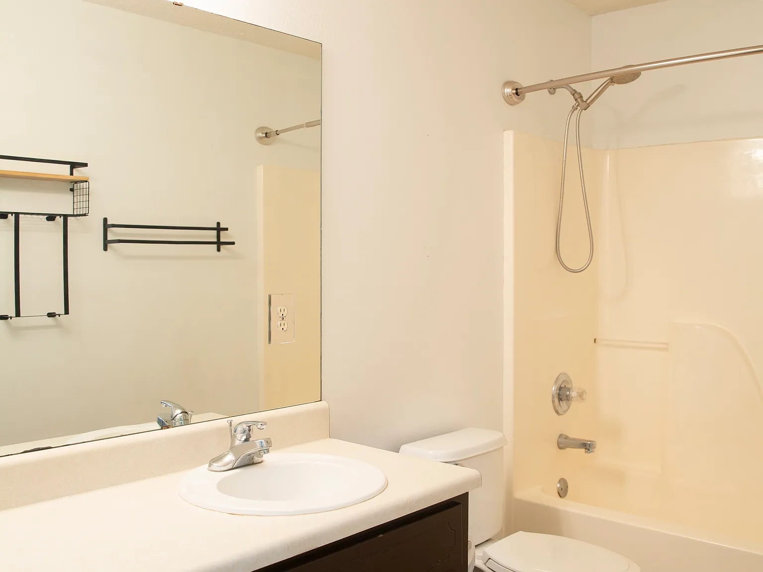 3 bed, 1999 sqft, $2,400 — Photo 2