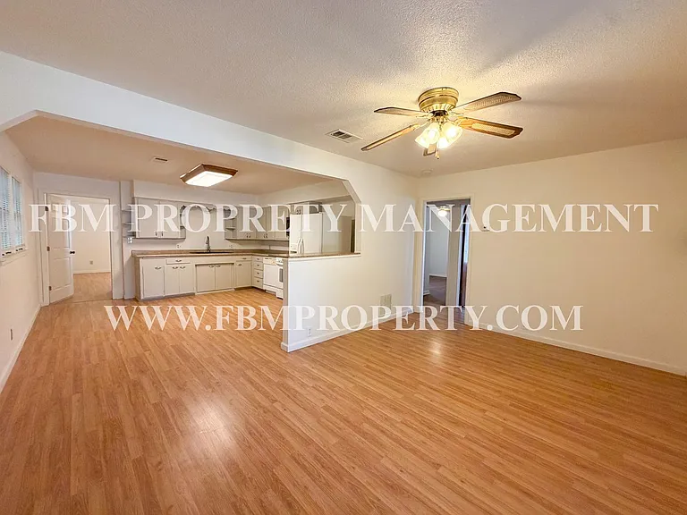 1005 S Carlton St — Photo 6
