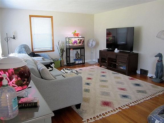 5th image of 104 W Dauenhauer St