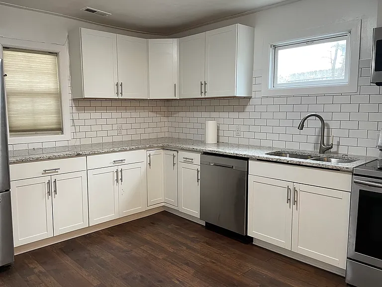 517 Mosby St — Photo 2