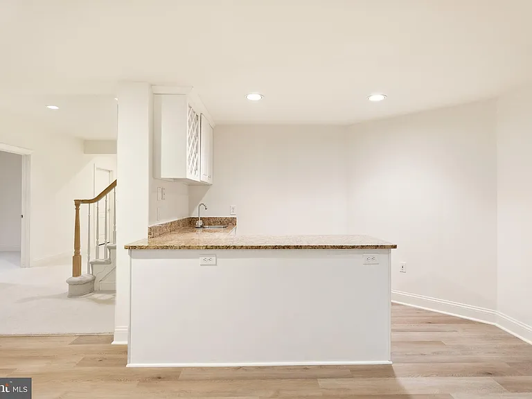 7440 Old Maple Sq — Photo 36