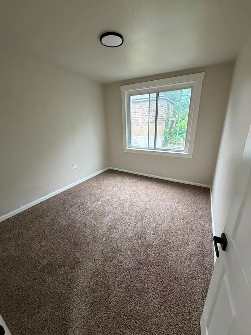 5 bed, 1600 sqft, $1,889 — Photo 3