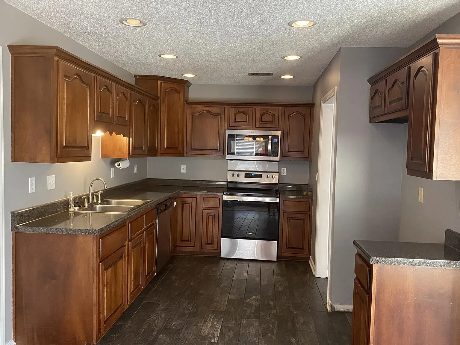 4 bed, 1901 sqft, $2,100 — Photo 2